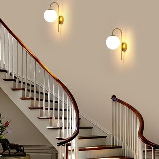 Lámpara de pared dorada con tulipa de cristal