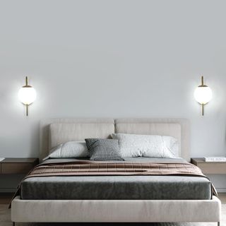 Lámpara de pared dorada con tulipa de cristal