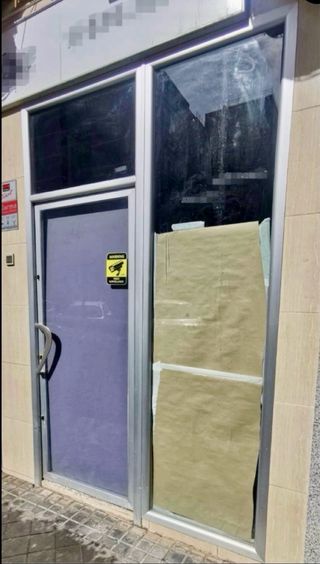 ESCAPARATE DE LOCAL CON PUERTA
