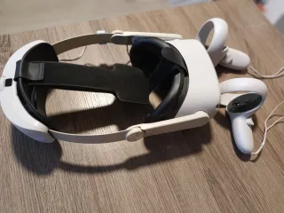 Oculus Quest 2 con mandos y batería auxiliar