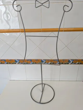 Perchero de pie para niño