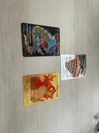3 Cartas Pokémon VMAX Gyarados, Charizard