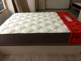 Colchón, canapé, mesita, armario, cómoda, cabecero