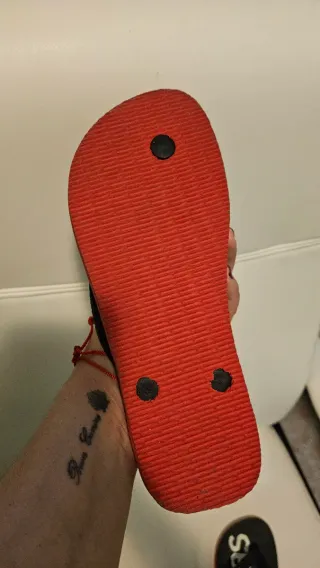 NUEVAS. Chanclas Havaianas Negras/Rojas Talla 39