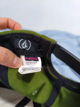 Gorra Volcom plana gris y verde