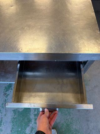 Mesa de acero inoxidable con cajón