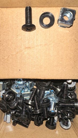 32 Tornillos Rack + Arandelas + Tuercas enjauladas