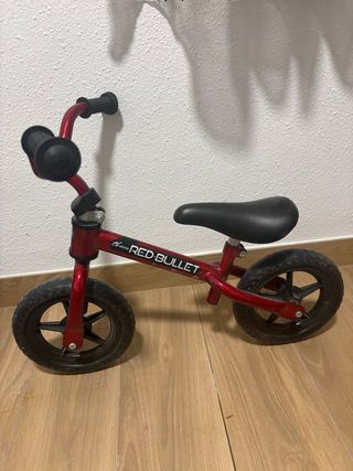 Bicicleta de equilibrio roja