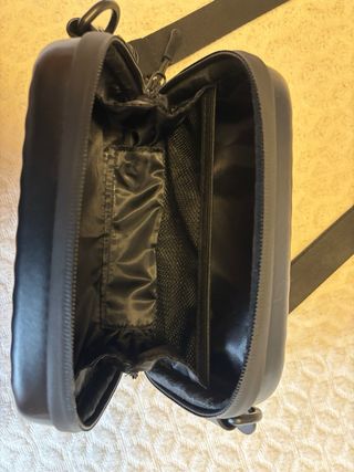 Bandolera negra con relieve