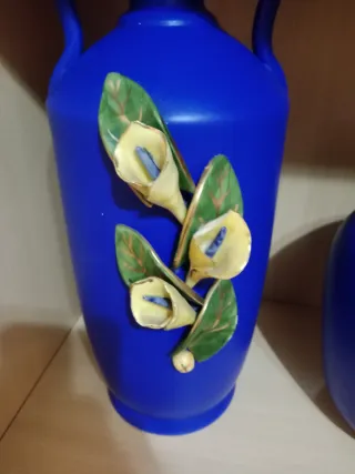 Jarrón azul decorativo con flores