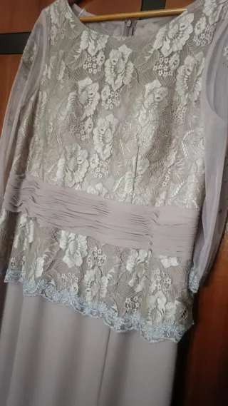 Traje de madrina beige y dorado