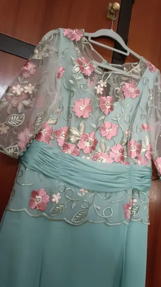 Traje de madrina beige y dorado