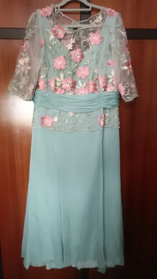 Traje de madrina beige y dorado