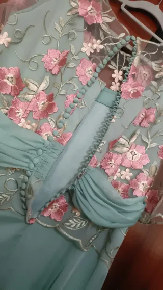Traje de madrina beige y dorado