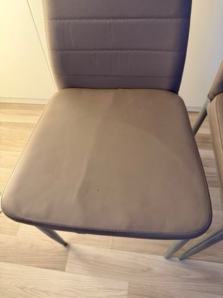 Juego de 2 sillas comedor beige.