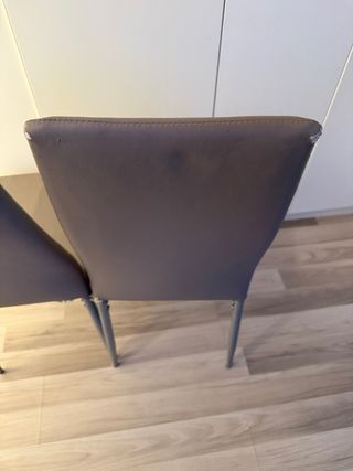Juego de 2 sillas comedor beige.