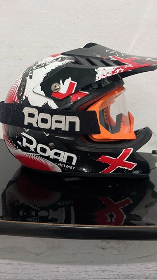 Casco de moto con gafas naranjas