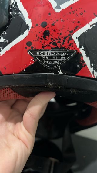 Casco de moto con gafas naranjas