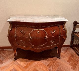 Cómoda antigua de madera y mármol
