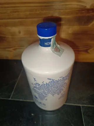 Bottiglia Nordés Gin vuota per decorazioni