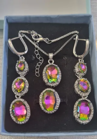 Conjunto de fiesta: pendientes, collar y anillo