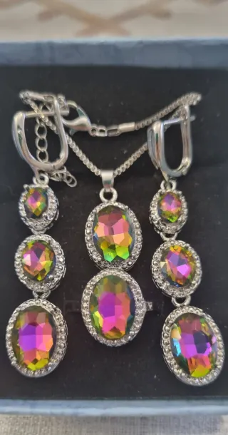 Conjunto de fiesta: pendientes, collar y anillo