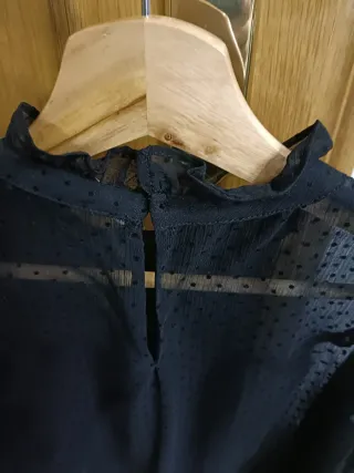 Blusa negra con lunares y volantes