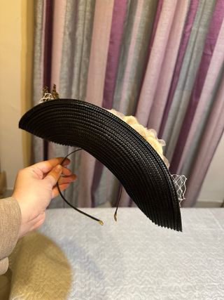 Pamela tocado fiesta flor y plumas