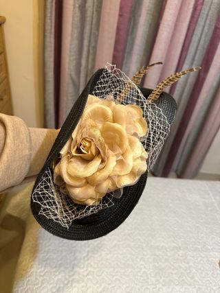 Pamela tocado fiesta flor y plumas