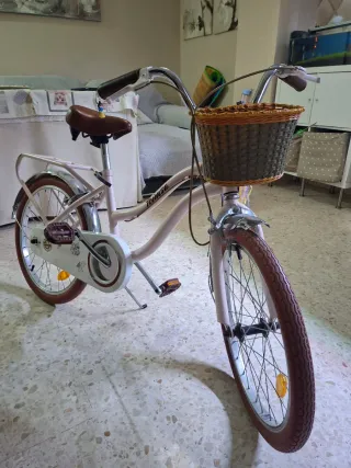 Bicicleta infantil rosa con cesta