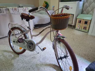 Bicicleta infantil rosa con cesta