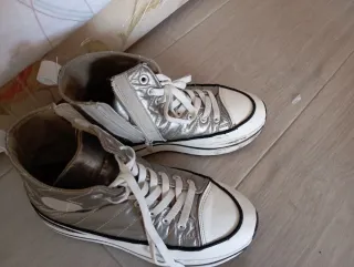 Botines plateados y blancos