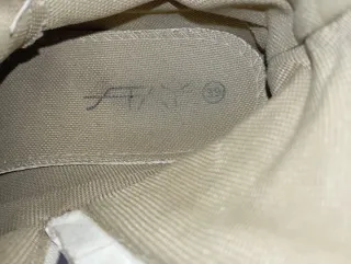 Botines plateados y blancos