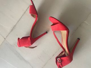 Zapatos de fiesta rojos de tacón