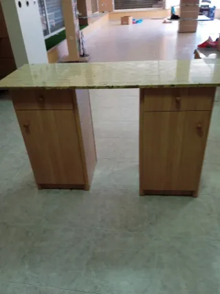 Mostrador de piedra y madera