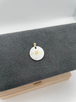 Medalla Virgen Niña Oro 18K y Nácar