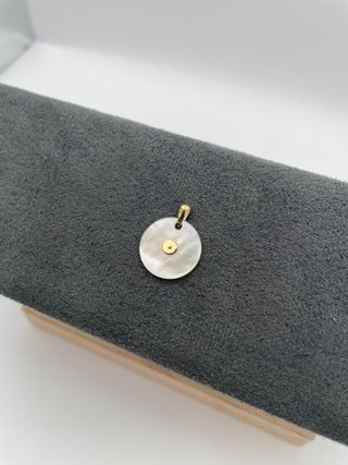 Medalla Virgen Niña Oro 18K y Nácar