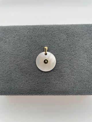 Medalla Virgen Niña Oro 18K y Nácar