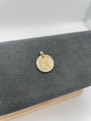 Medalla Virgen Niña Oro 18K y Nácar