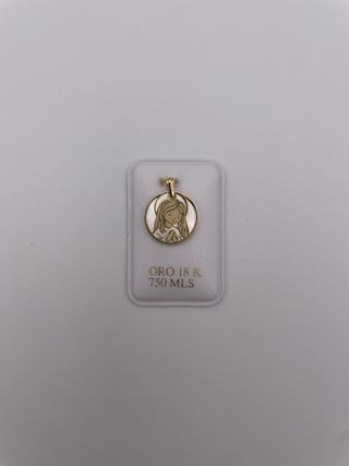 Medalla Virgen Niña Oro 18K y Nácar
