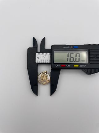 Medalla Virgen Niña Oro 18K y Nácar