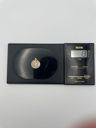 Medalla Virgen Niña Oro 18K y Nácar