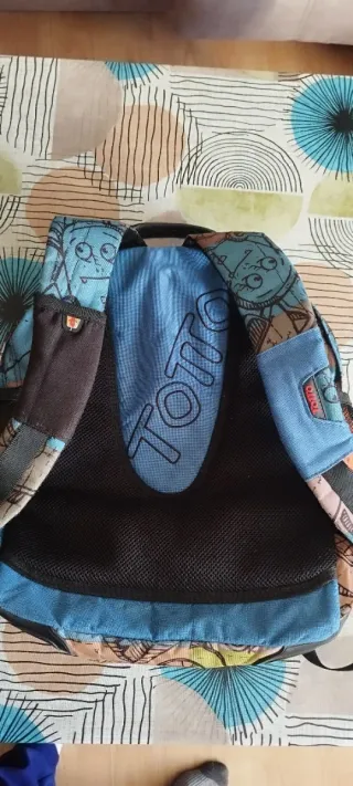 Mochila escolar azul con estampado