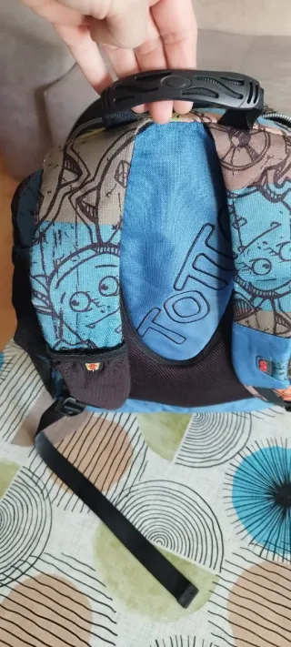 Mochila escolar azul con estampado