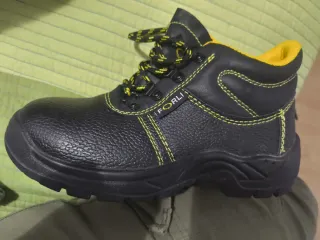 Botas de trabajo negras y amarillas