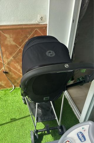Carrito de bebé negro