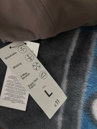 Top deportivo marrón con fruncido