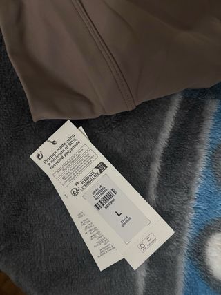 Top deportivo marrón con fruncido