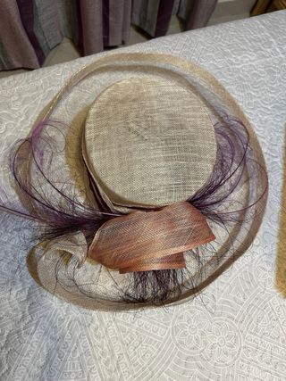 Pamela tocado beige y morado