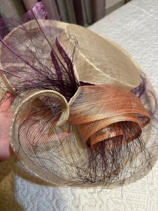 Pamela tocado beige y morado